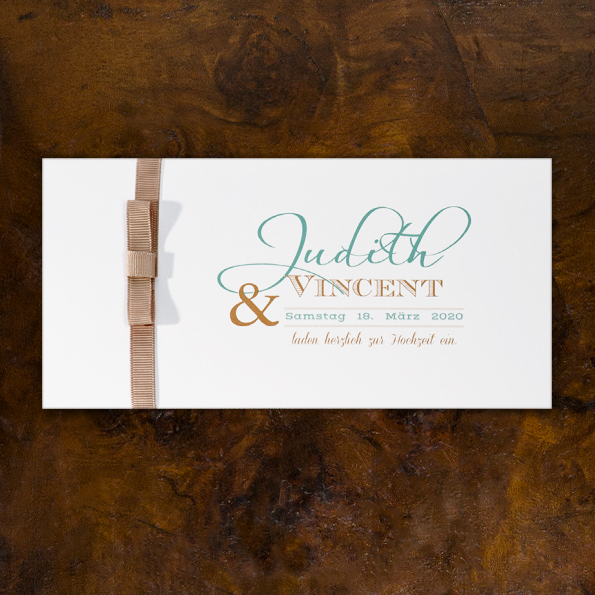 Elegante Hochzeitseinladungen – vergrößerte Abbildung Elegante, weiße Hochzeitseinladungen mit braunem Bändchen, bedruckt mit Texten in braun und türkis.