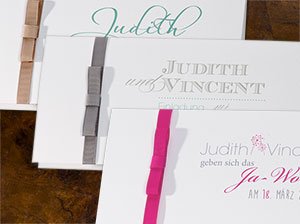 Verschidene Bändchenfarben – vergrößerte Abbildung Verschidene Bändchenfarben. Braun, grau und rosa.