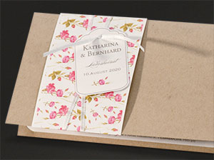 Detailaufnahme der Banderole – vergrößerte Abbildung Detailaufnahme der, mit Blümchen bedruckten Banderole.