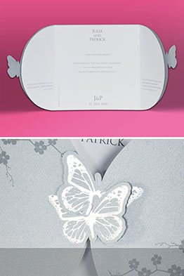 Die Schmetterlings-Einladung ist hier aufgeklappt dargestellt.