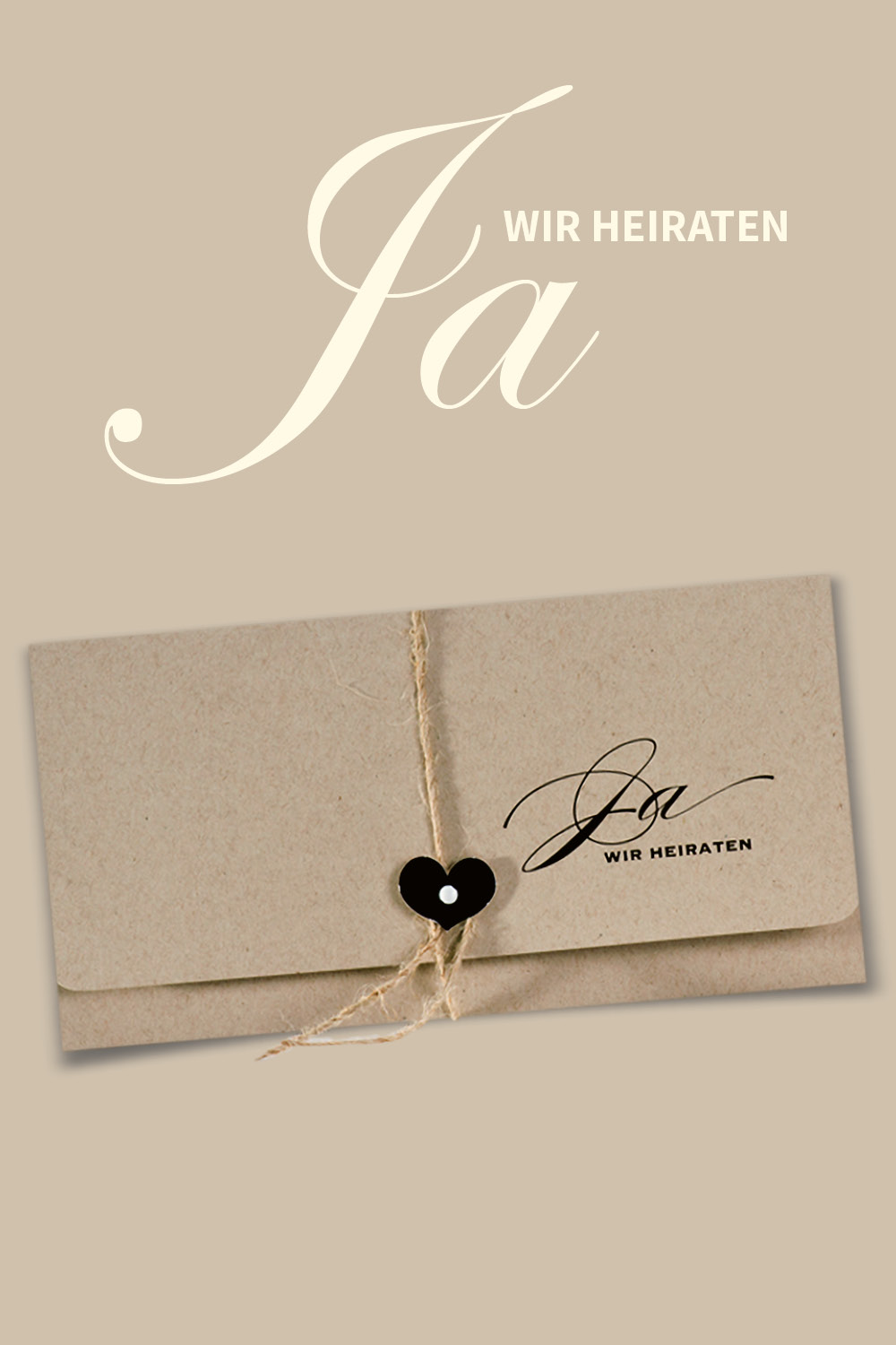 Elegante Einladungen zur Hochzeit im Vintage-Style, gearbeitet als Pocket-Karte mit einem kleinen schwarzen Herz als Verschluss.