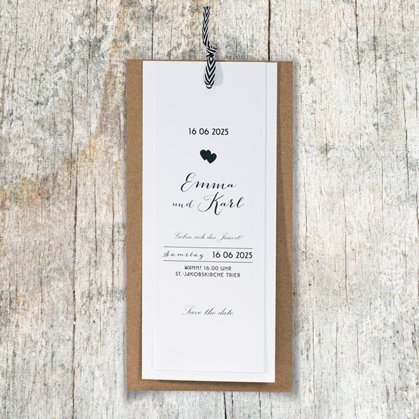 Vintage-Einladungskarten, origineller Anhänger – vergrößerte Abbildung Drei zusammengeknüpfte Blätter aus stabilem, weißen Karton. Einladungskarte im Vintage-Style.