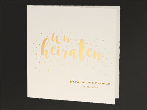 Vergrößerte Abbildung Foto der geschlossenen Büttenkarte.