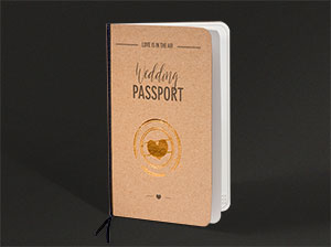Vintage-Einladungen – Wedding Passport – geschlossen – vergrößerte Abbildung Vintage-Einladungen – Wedding Passport – geschlossen