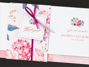 Vergrößerte Abbildung Detailaufnahme der Banderole, des Satin-Bändchens und der angeknüpften, kleinen Karte.