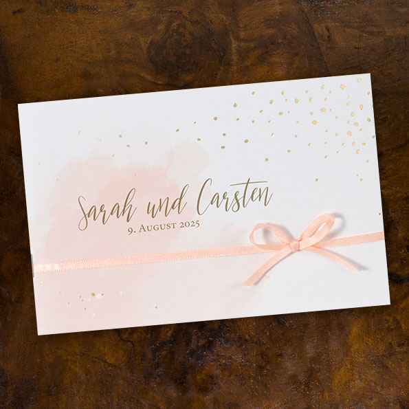 Vergrößerte Abbildung der Einladungskarte Apricotfarbene Hochzeitseinladung mit goldenen Punkten und Schleife