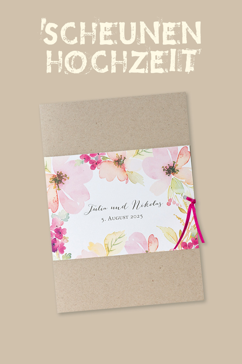 Hochzeitseinladungen aus braunem Kraftkarton, umgeben von einer weißen, mit Blumenaquarellen geschmückten Banderole.