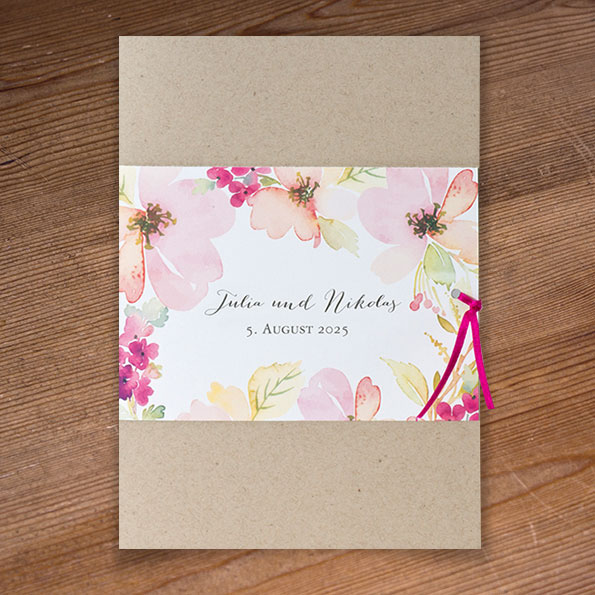 Hochzeitseinladungen zur Scheunenhochzeit – vergrößerte Abbildung Hochzeitseinladungen aus braunem Kraftkarton, umgeben von einer weißen, mit Blumenaquarellen geschmückten Banderole.