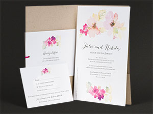 Hochzeitseinladungen zur Scheunenhochzeit mit Zusatzkärtchen – vergrößerte Abbildung Großes und kleines Zusatzkärtchen lose neben der Karte aufgestellt.