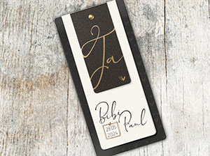 Vergrößerte Abbildung Die geschlossene Einladungskarte vor rustikalem Hintergrund. Toller Kontrast.