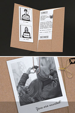 Aufgeklappte Mappe mit eingesteckten Bildern und Texteinleger.