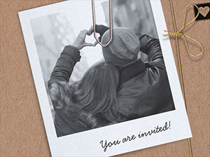 Vergrößerte Abbildung An die Einladungskarte angeheftetes Foto.