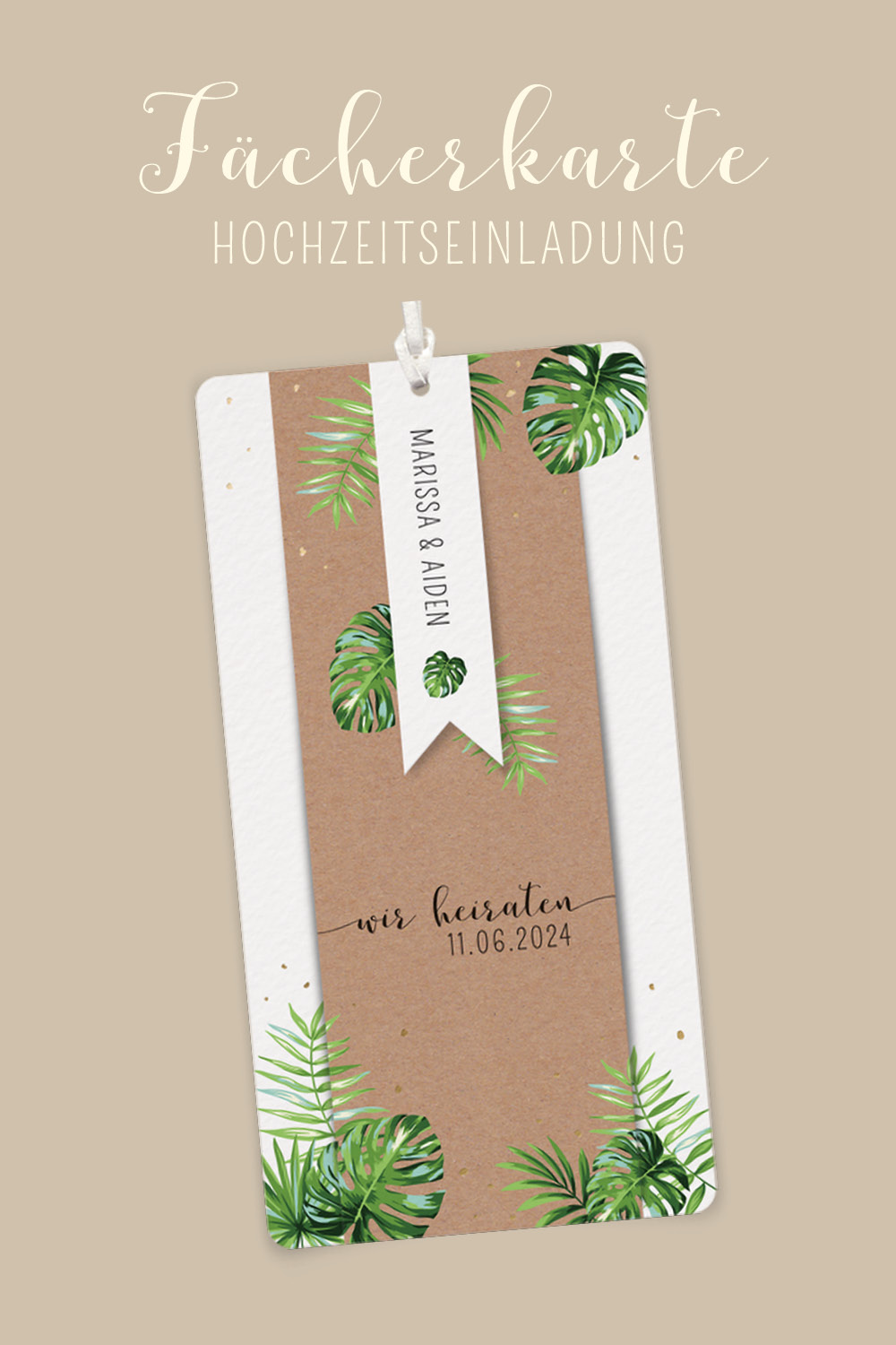 Einladungskarte zur Hochzeit, verziert mit grünen Blättern und angeknüpftem Anhänger.