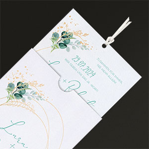 Vergrößerte Abbildung Einladungskarte mit halb ausgezogenem Texteinleger