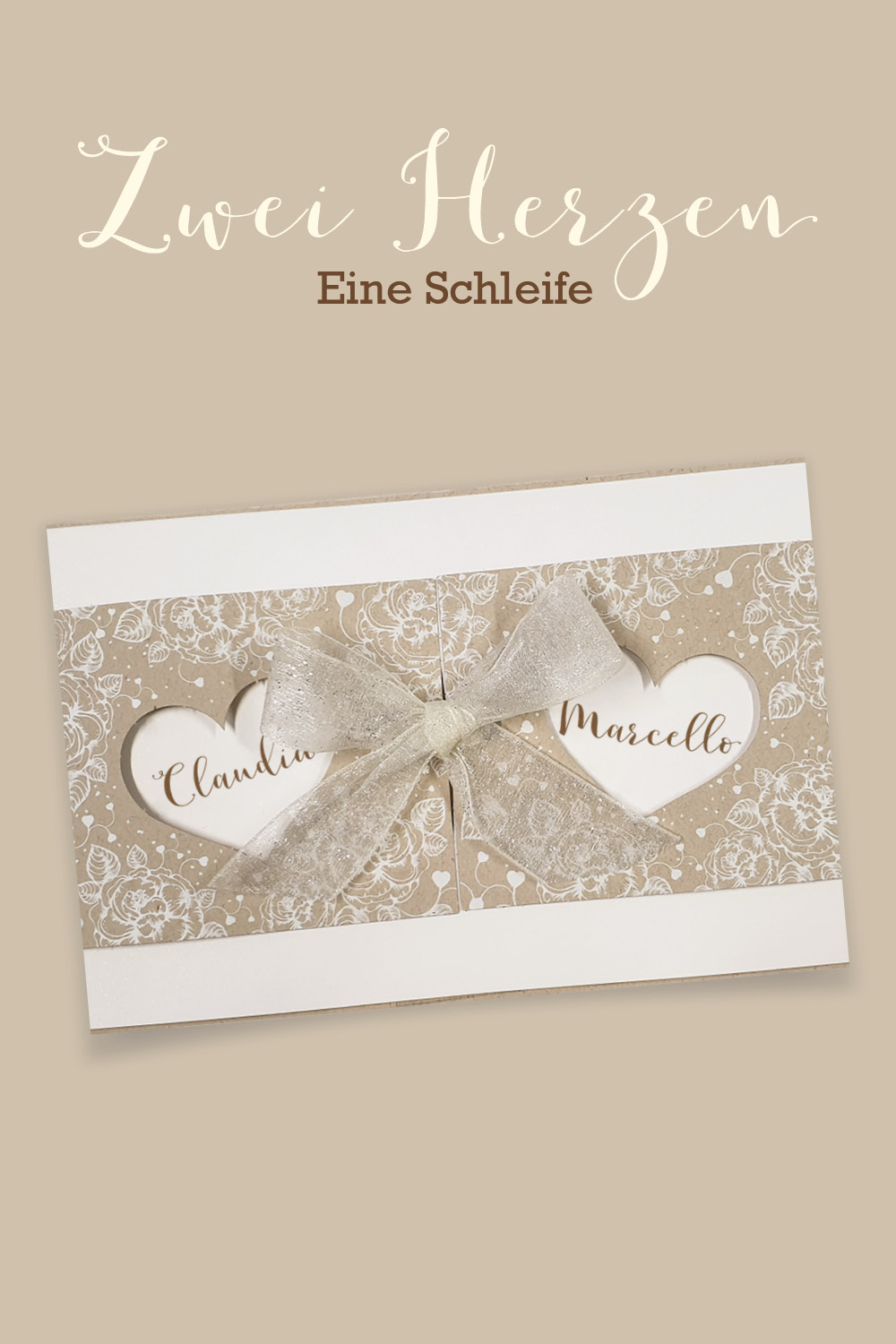 Romantische Hochzeitseinladungen mit zwei Herzen und angeknüpfter Schleife. Vorherrschend sind Creme und helle Brauntöne