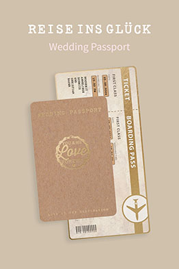 Originelle Hochzeitskarten Wedding-Passport und Boarding-Ticket vor Holz-Hintergrund.
