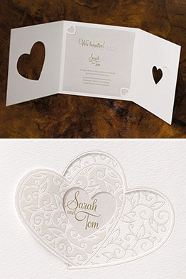 Abbildung der aufgeklappten Hochzeitseinladung. Zu sehen ist der Altarfalz und die beiden gestanzten Herzen.