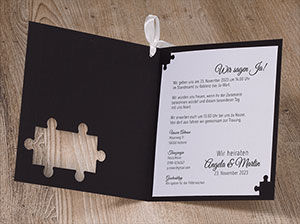 Vergrößerte Abbildung Aufgeklappte Hochzeitseinladung mit Texteinleger.