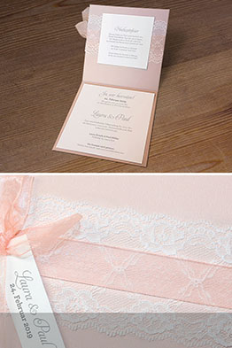 Offene Karte mit bedrucktem Einleger und Zusatzkärtchen.