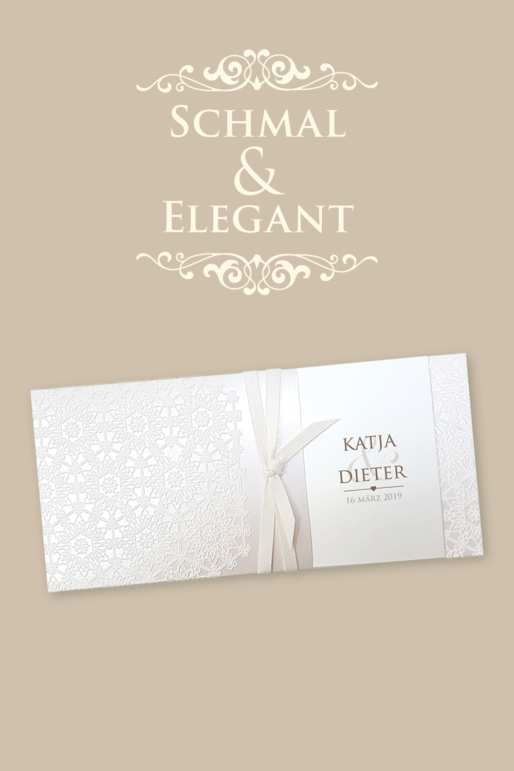 Elegante, cremefarbene Hochzeitseinladung im schmalen Querformat mit aufgeflocktem Spitzenmuster.