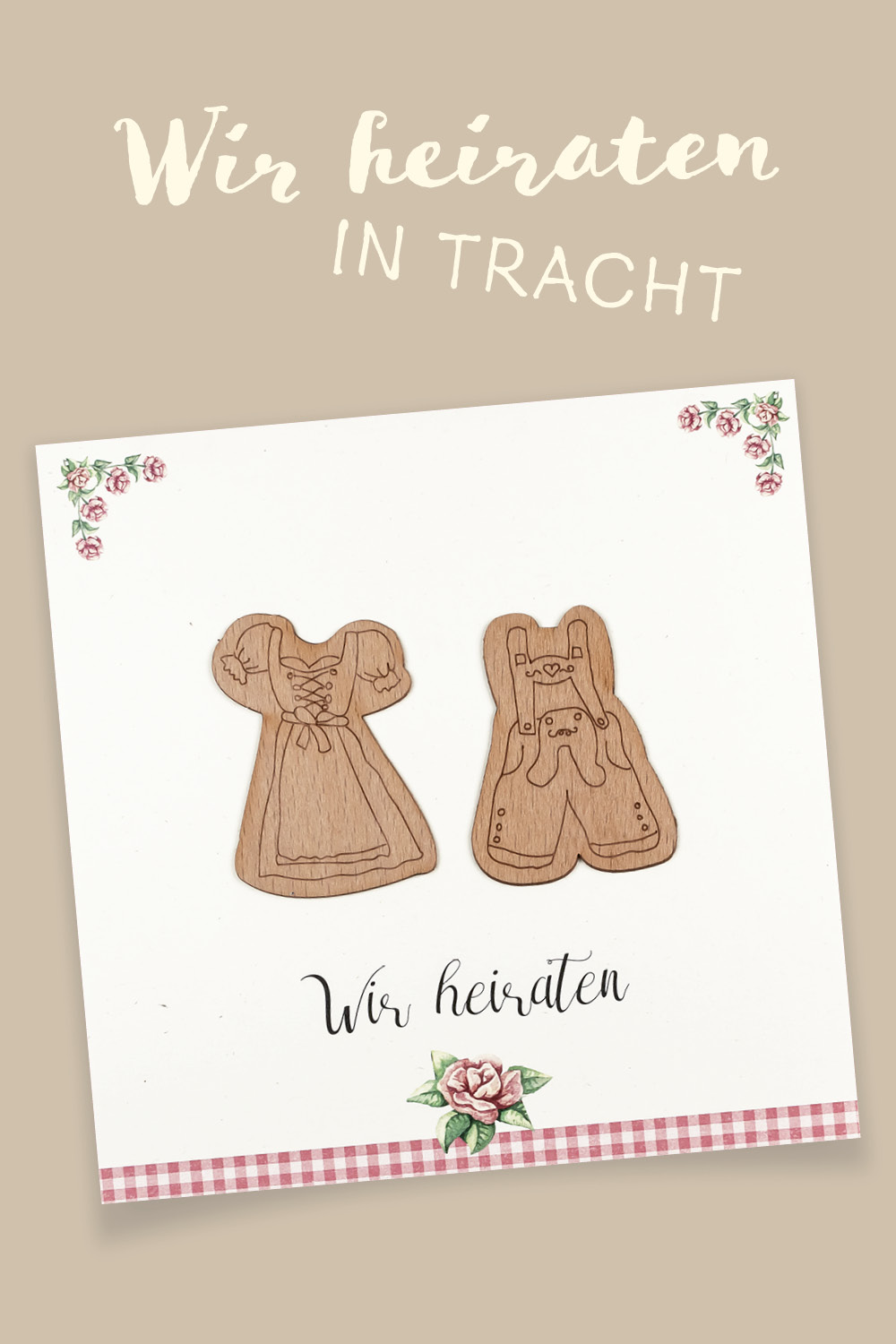 Einladungen zur Trachtenhochzeit mit aufgeklebten Holzapplikationen in Dirndl- und Lederhosen-Form vor Holz-Hintergrund.