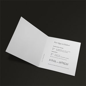 Vergrößerte Abbildung Aufgeklappte Karte mit gedruckten Einladungstexten.