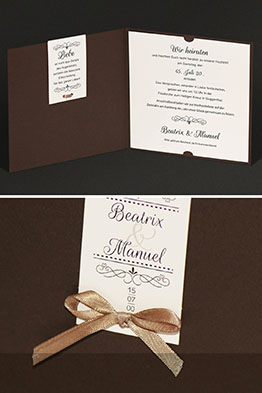 Aufgeklappte Einladungskarte mit Zusatzkärtchen und Texteinleger.