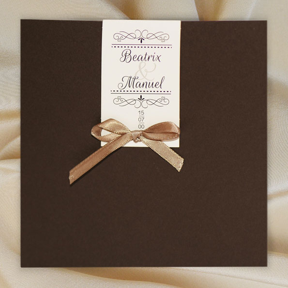 Vergrößerte Abbildung Braune Einladungskarten mit angeknüpftem weißen Kärtchen.