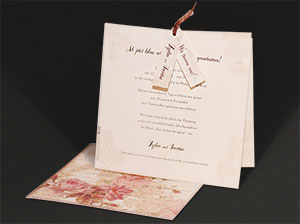 Vergrößerte Abbildung Abbildung der offenen Karte mit den beiden Texteinlegern.