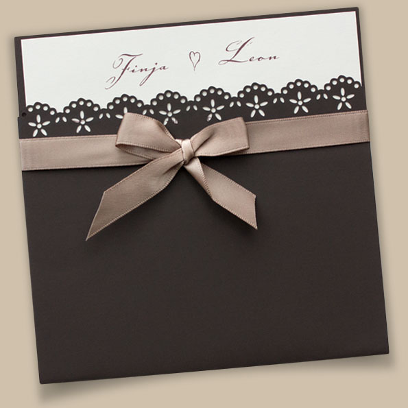 Braune Hochzeitseinladungen mit Schleife – vergrößerte Abbildung Braune Hochzeitseinladungen mit Satin-Schleife und blumenförmigen Stanzungen.