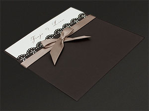 Geschlossene Karte – vergrößerte Abbildung Die geschlossene Karte auf dunklem Hintergrund.