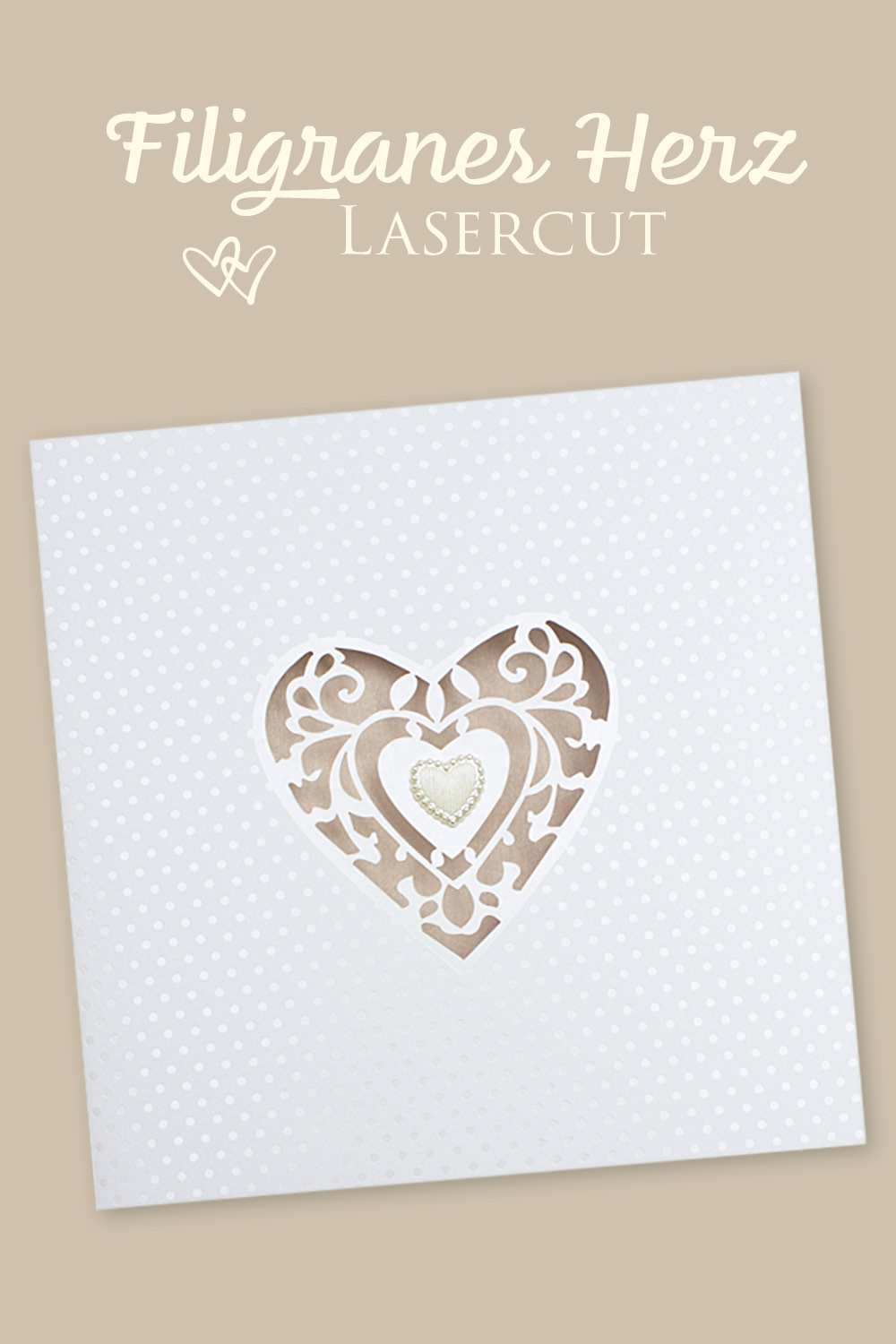 Weiße Einladungskarte zur Hochzeit mit einem filigran im Lasercutverfahren ausgeschnittenen Heerzen.