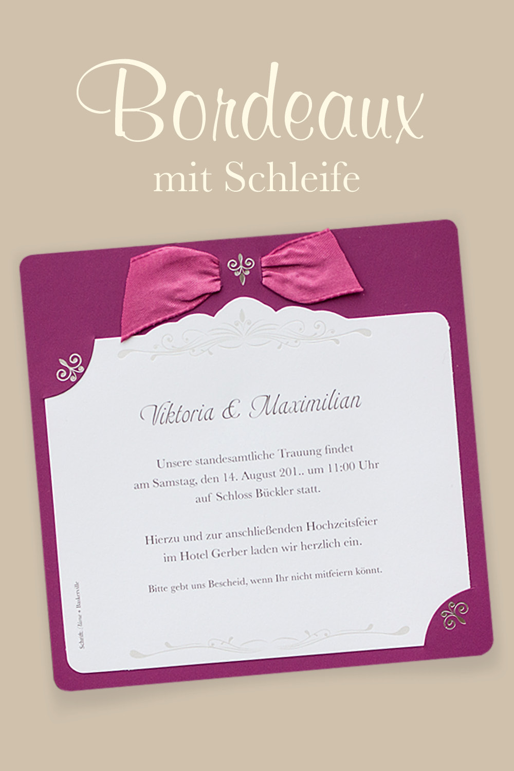 Hochzeitseinladungen in bordeaux- oder weinrot mit Schleife und abgerundeten Ecken.