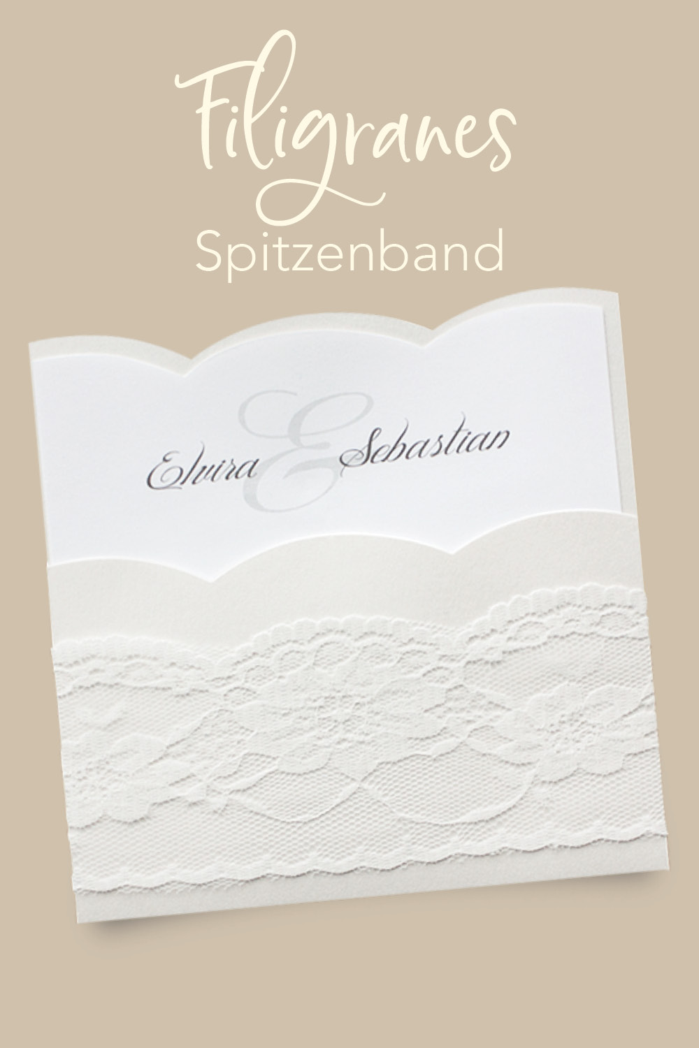 Weiße Hochzeitseinladungen mit Spitze und welliger Formstanzung