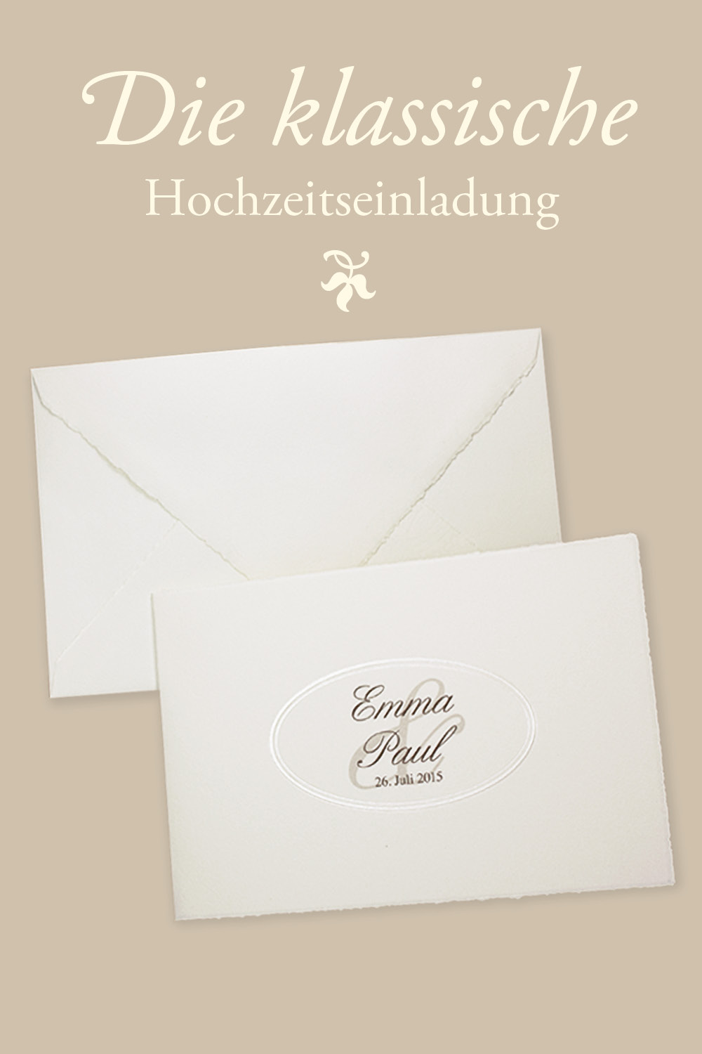 Cremefarbene Karte aus Büttenpapier mit typischem Büttenrand und ovaler Prägung in der Mitte.