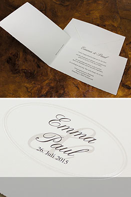 Aufgeklappte Hochzeitseinladung mit gedruckten Einladungstexten.