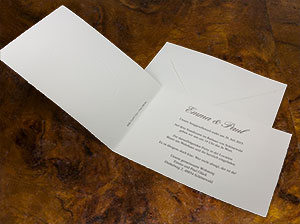 Vergrößerte Abbildung Die Karte aufgeklappt, mit Umschlag.Die Karte aufgeklappt, mit Umschlag.