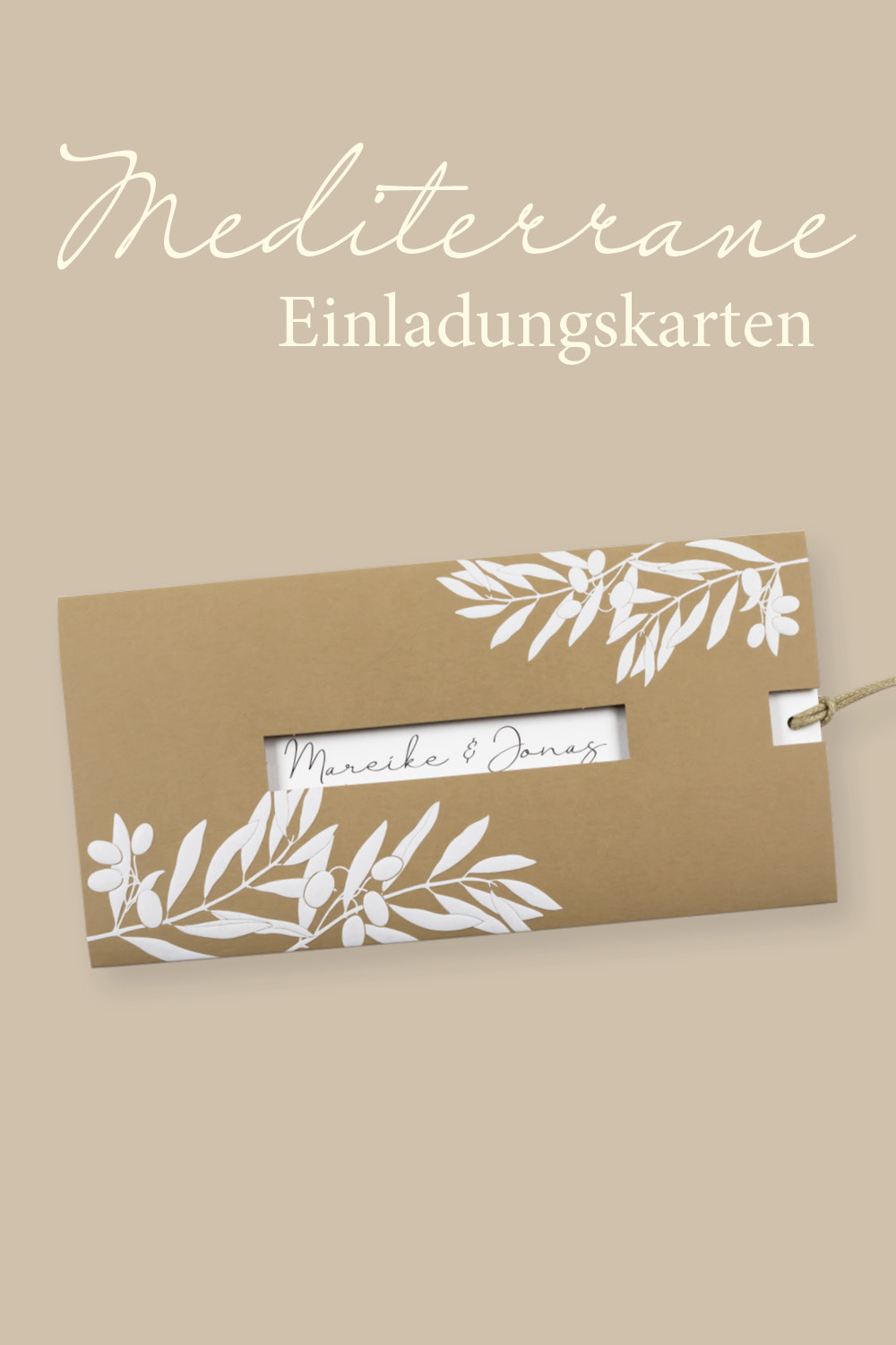 Braune Einladungskarte mit weißen und grünen Olivenzweigen.