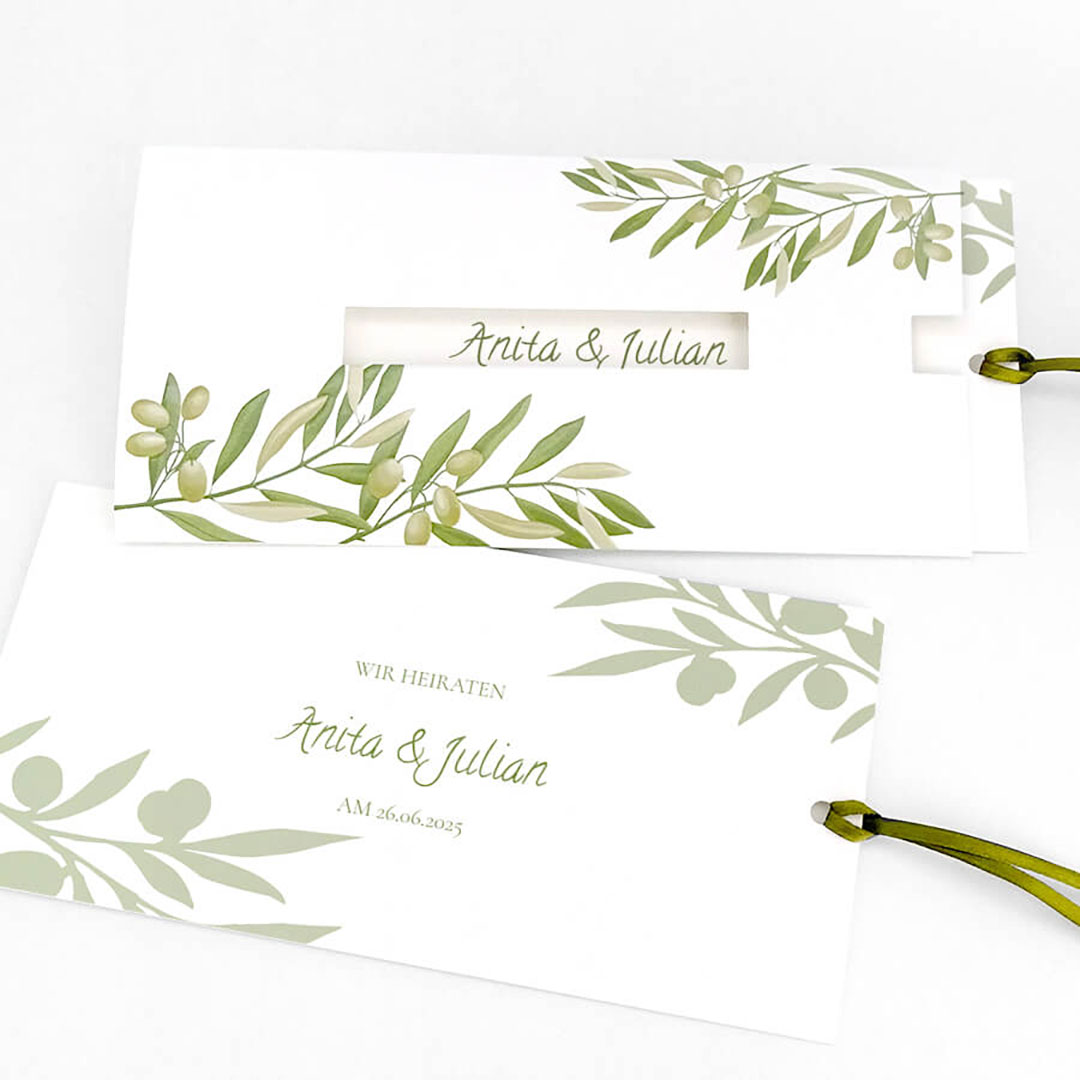 Vergrößerte Abbildung Weiße Hochzeitseinladung mit ausgezogenem weißen Texteinleger.