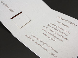 Detail 2 – vergrößerte Abbildung Hier ist die Einladungskarte aufgeklappt zu sehen.