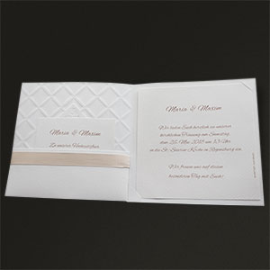 Vergrößerte Abbildung Aufgeklappte Einladungskarte mit gedruckten Texten.