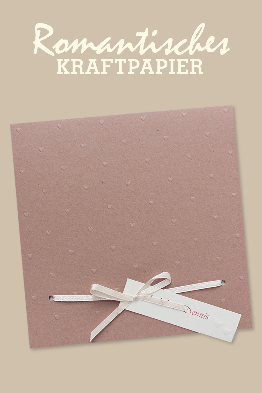 Einladungskarten, vintage aus braunem Kraftarton mit angeknüpftem, weißen Schleifchen.