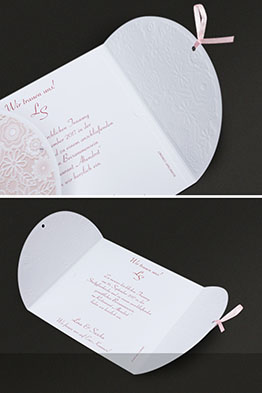 Die aufgeklappte, bedruckte Karte.