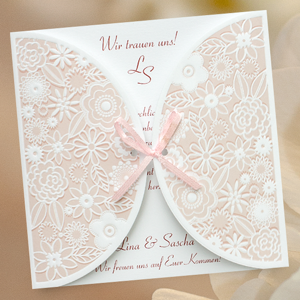 Romantische, rosa Einladungskarten – vergrößerte Abbildung Romantische, rosa Einladungskarten mittig mit Schleife als Verschluss.