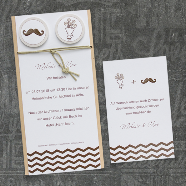 Hochzeitseinladungen Vintage – Kraftpapier – vergrößerte Abbildung Große Hochzeitseinladung mit zwei aufgeklebten Buttons und angknüpfter Kordel, sowie eine kleinere Zusatzkarte. Beide im Vintage-Style gestaltet.