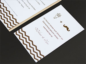 Die kleine Zusatzkarte auf grauem Hintergrund liegend. Abbildung der kleinen Zusatzkarte