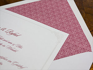 Detail 2 – vergrößerte Abbildung Mit eleganter Schreibschrift bedruckte Einladungskarte.