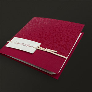 Vergrößerte Abbildung Liegende, rote Hochzeitseinladung, leicht aufgeklappt.