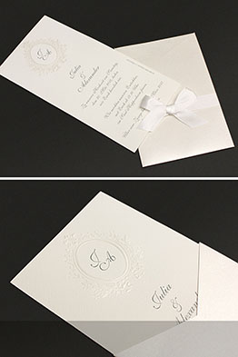 Mit geschwungener Schreibschrift bedruckter Texteinleger auf Kartenhülle liegend.