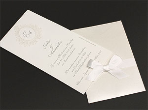 Einladungskarten zu Hochzeit mit Kuvert – vergrößerte Abbildung Mit geschwungener Schreibschrift bedruckter Texteinleger vor grauem Hintergrund.